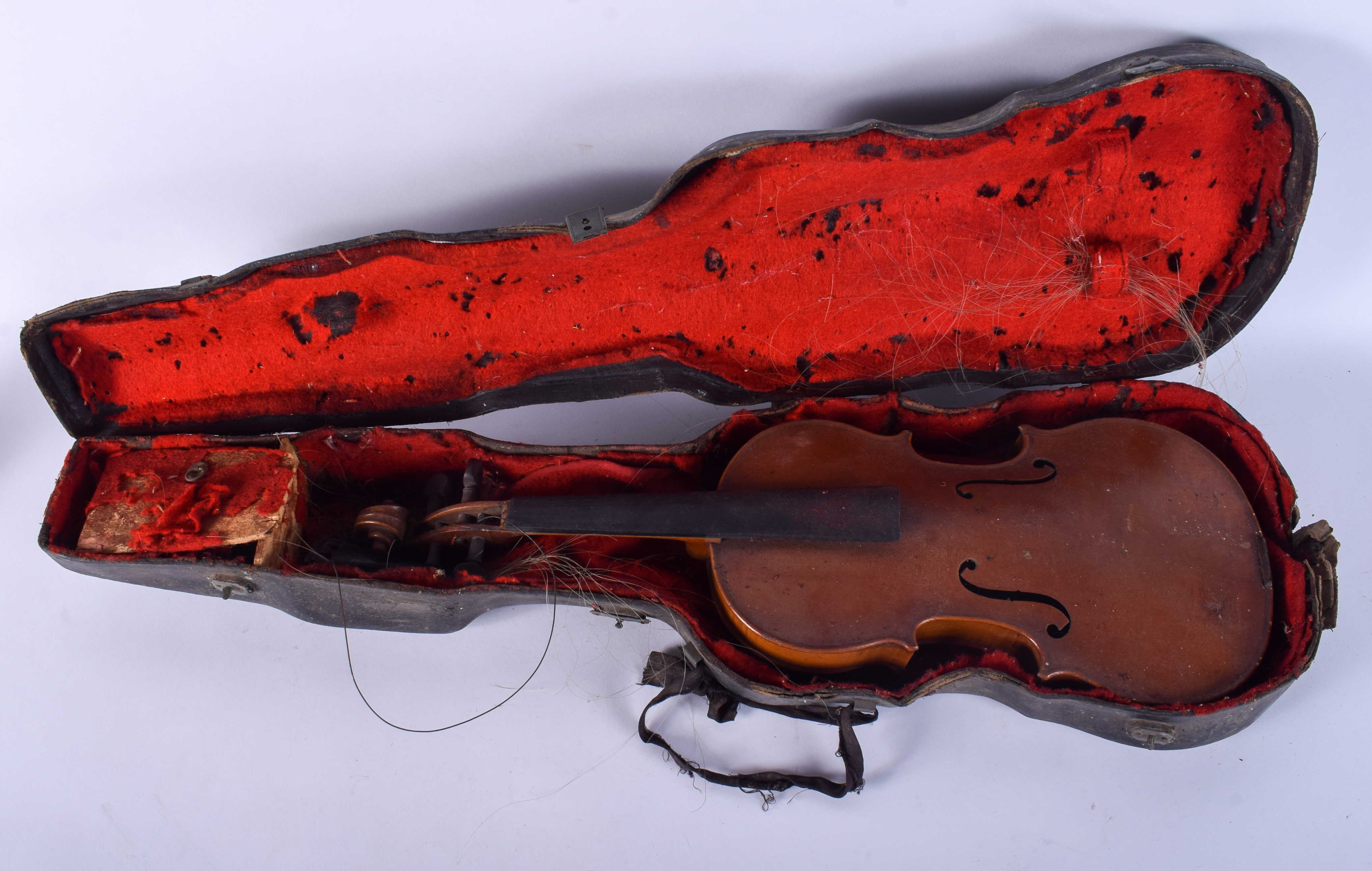 AN ANTIQUE EUROPEAN CASED VIOLIN within a very unusual saw tooth style leather case. 55 cm long.