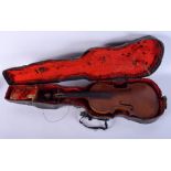 AN ANTIQUE EUROPEAN CASED VIOLIN within a very unusual saw tooth style leather case. 55 cm long.