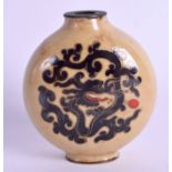 A 19TH CENTURY CHINESE CANTON ENAMEL SNUFF BOTTLE Qing. 6.5 cm high.