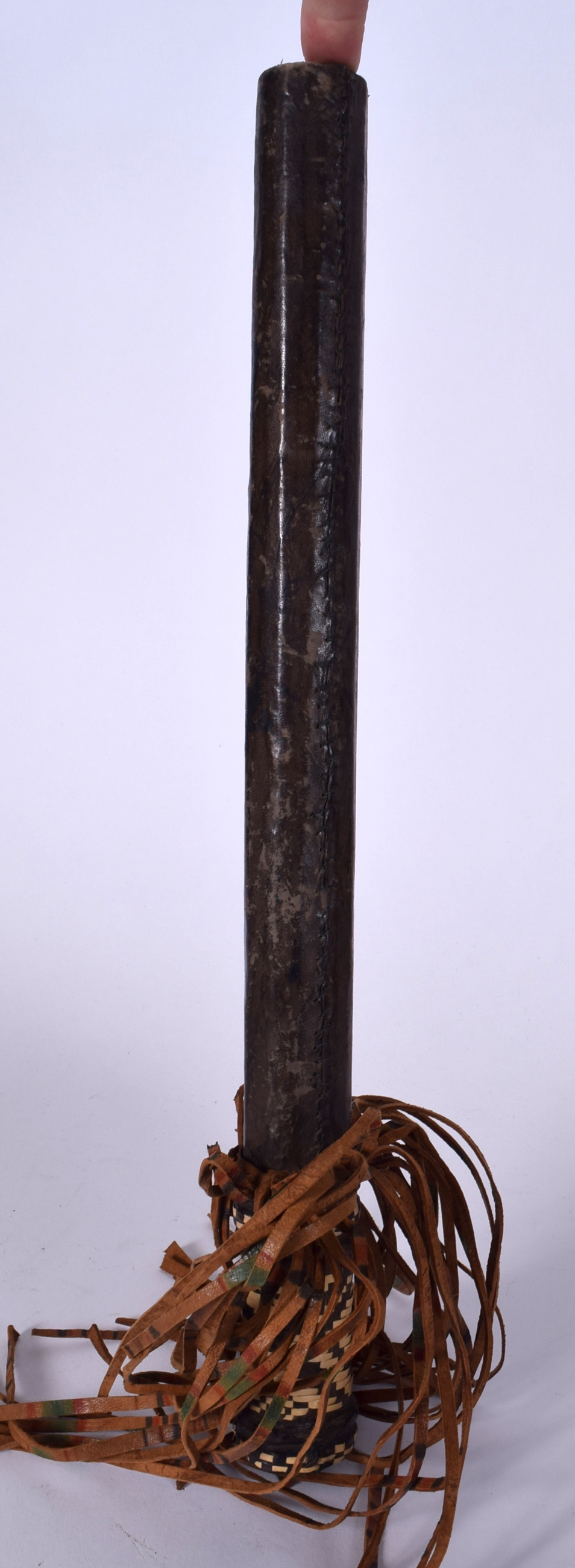 A TRIBAL ANIMAL HIDE TRUNCHEON, formed with a thatched handle. 40.5 cm long. - Bild 2 aus 3