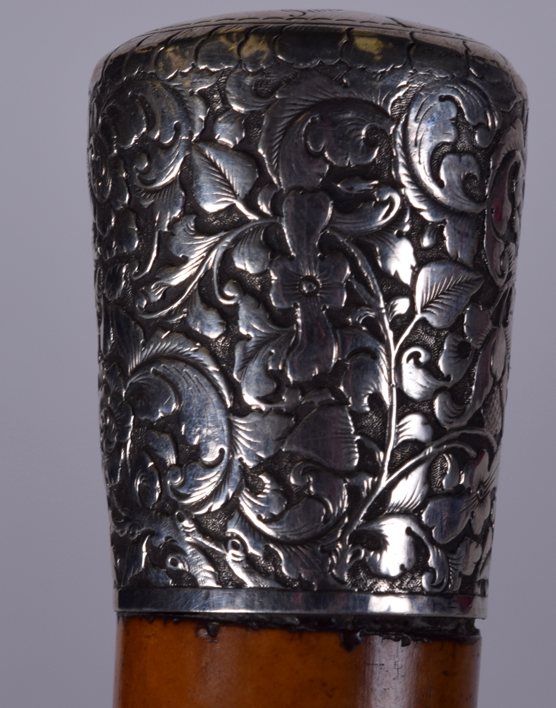 A SILVER TOP WALKING CANE, decorated with extensive foliage. 86.5 cm. - Image 2 of 2