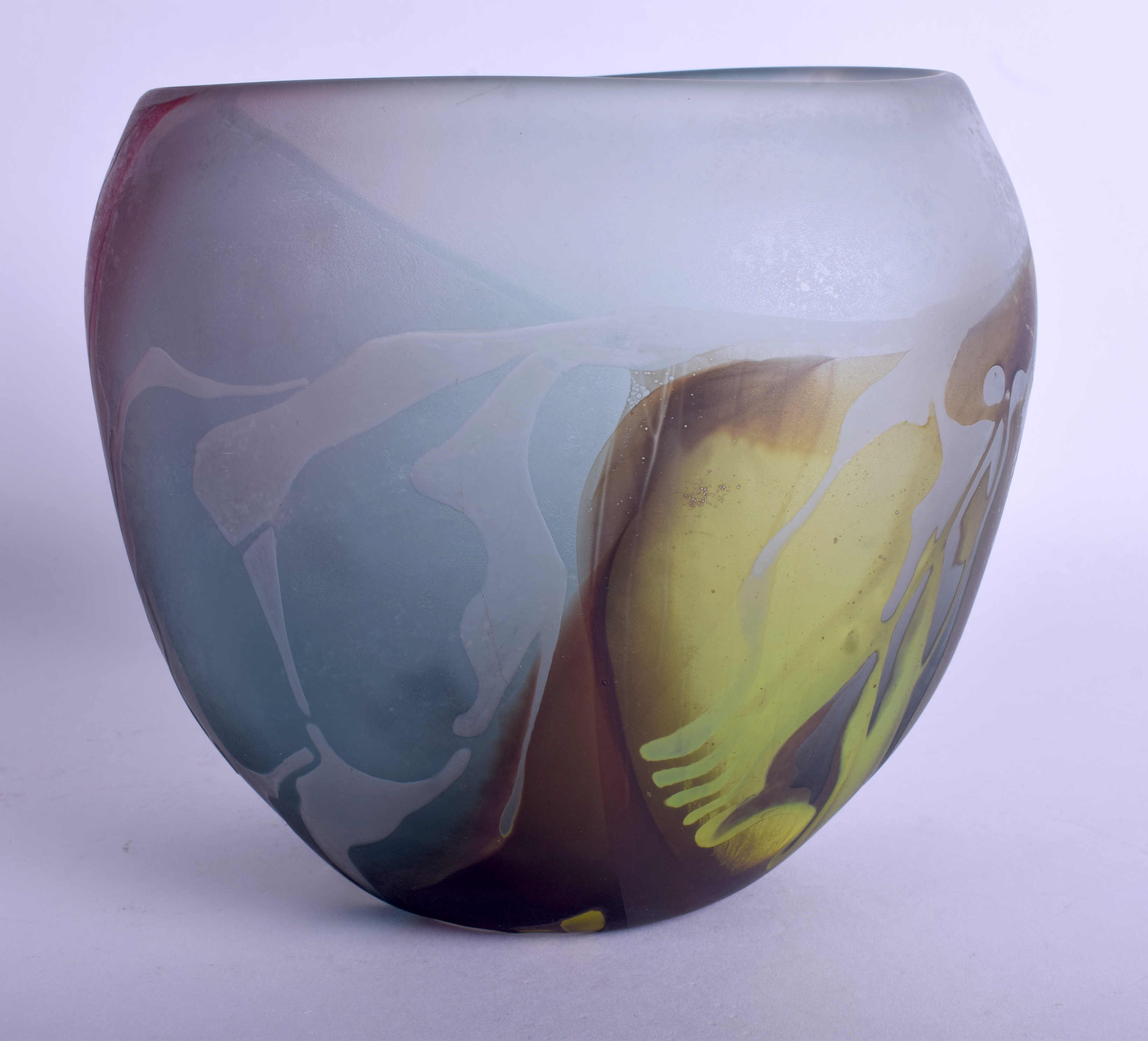 A STYLISH STANISLAW BOROWSKI CAMEO GLASS VASE decorated with birds and foliage. 15 cm x 15 cm. - Image 3 of 6