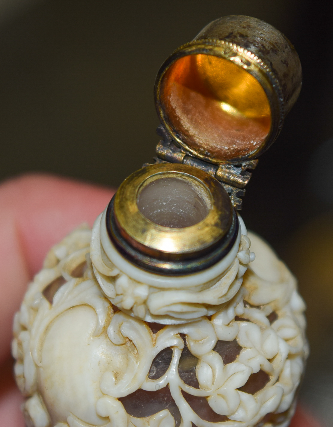 A RARE 19TH CENTURY CONTINENTAL DIEPPE IVORY AND GLASS SCENT BOTTLE overlaid with foliage. 11 cm hi - Image 9 of 9