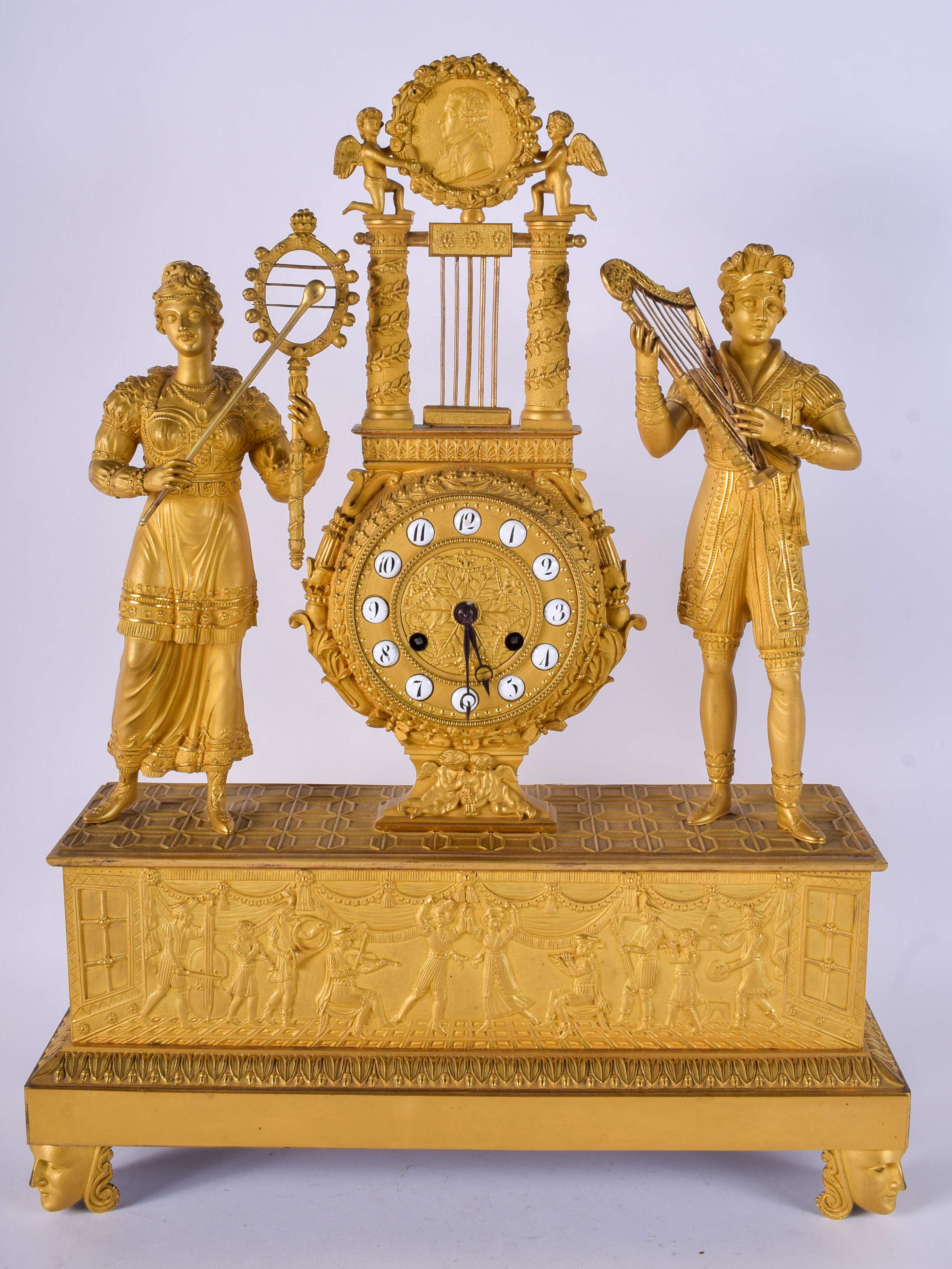 A RARE AND UNUSUAL EARLY 19TH CENTURY FRENCH ORMOLU EMPIRE PERIOD MANTEL CLOCK formed as a tribute