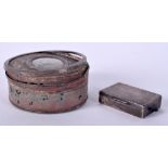 A LATE 18TH/19TH CENTURY SILVER AND LACQUER SNUFF BOX together with a silver vinaigrette. 6.5 cm &