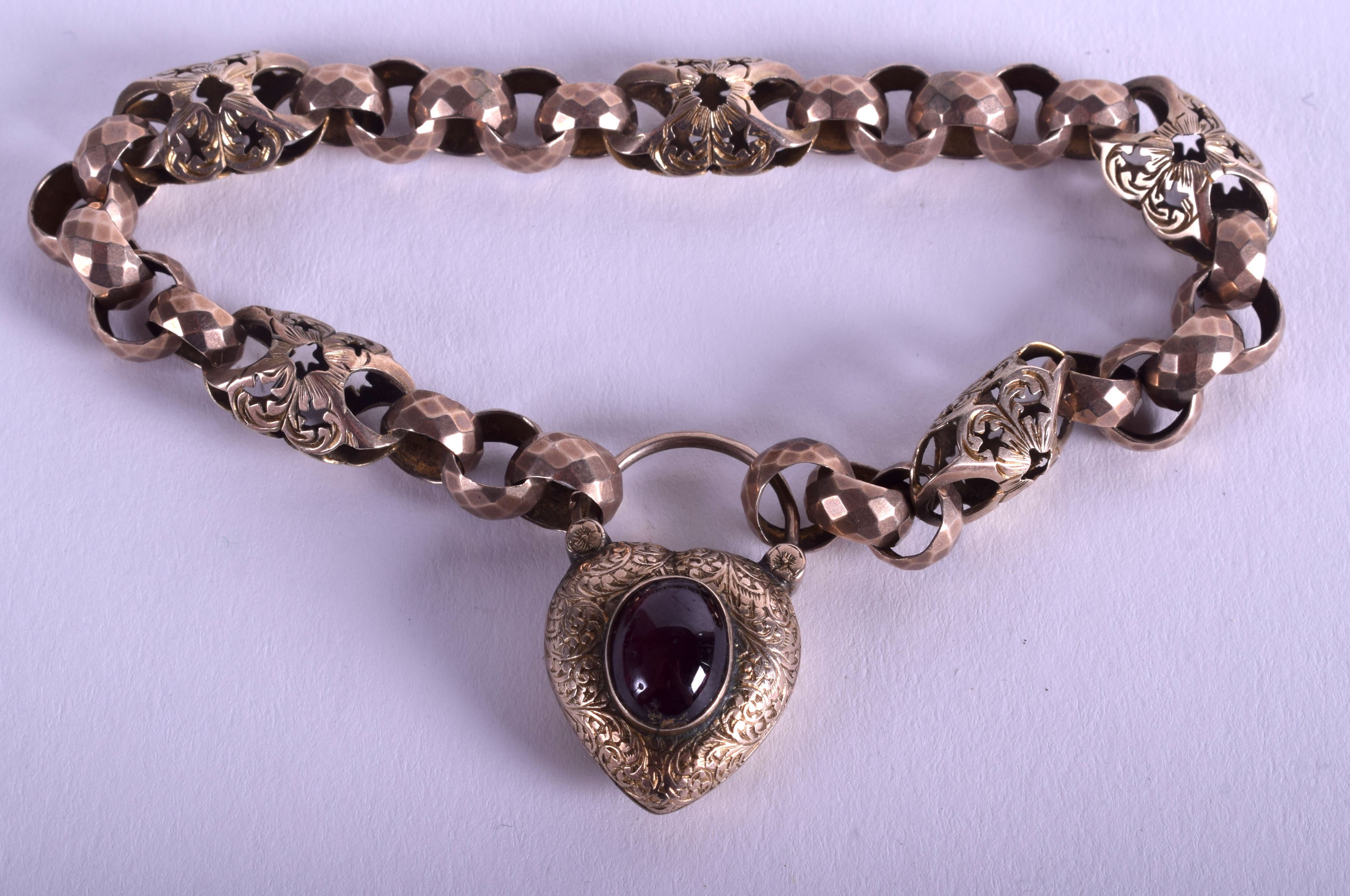 AN EARLY VICTORIAN GOLD AND AGATE BRACELET. 18.8 grams. 18 cm long.