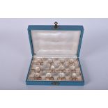 A GOOD SET OF BOXED TIFFANY & CO SILVER SHELL MENU HOLDERS. 110 grams. 2.25 cm wide.