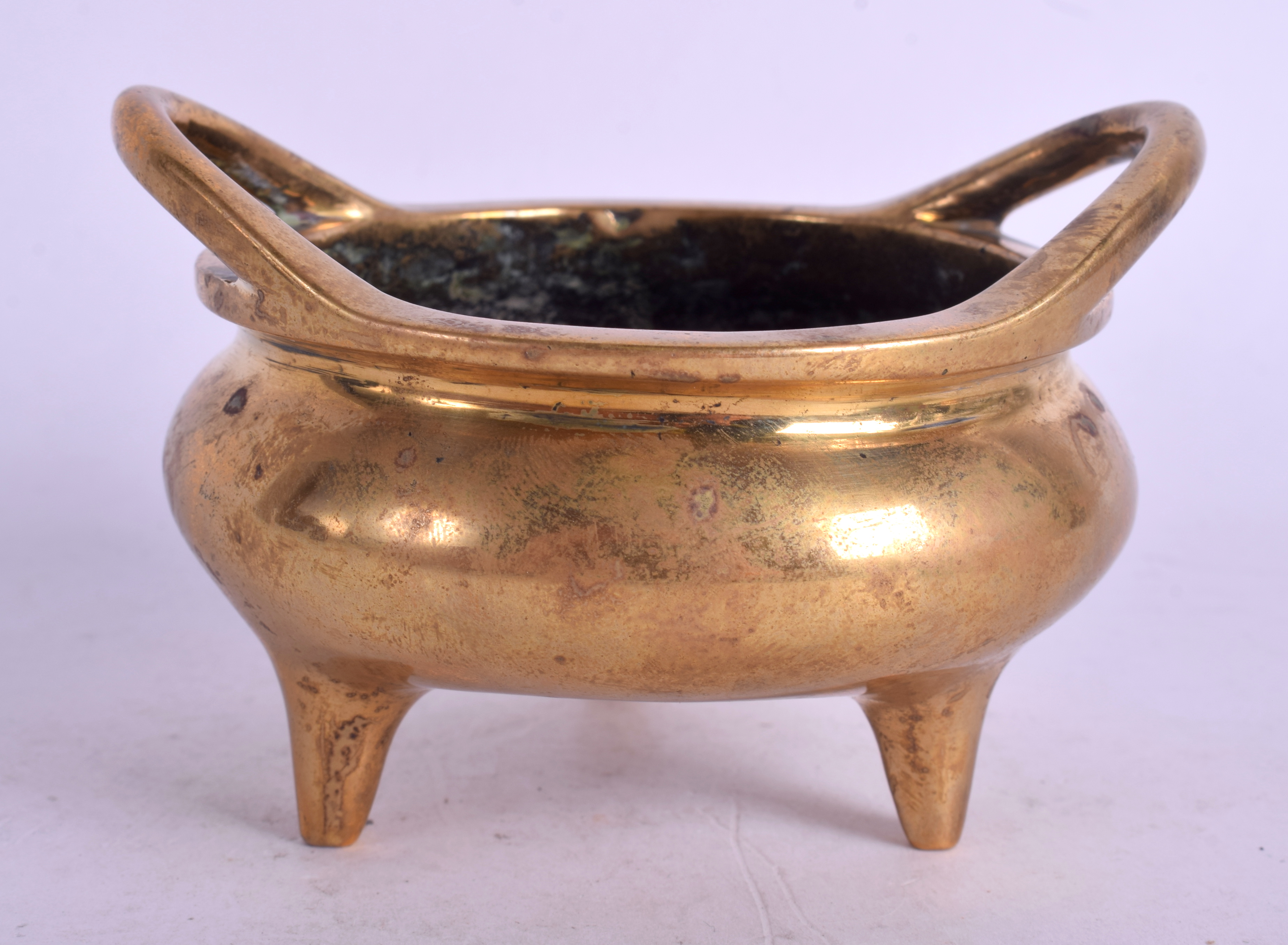 A 19TH CENTURY CHINESE TWIN HANDLED BRONZE CENSER bearing Xuande marks to base. 486 grams. 10 cm wi - Image 2 of 4
