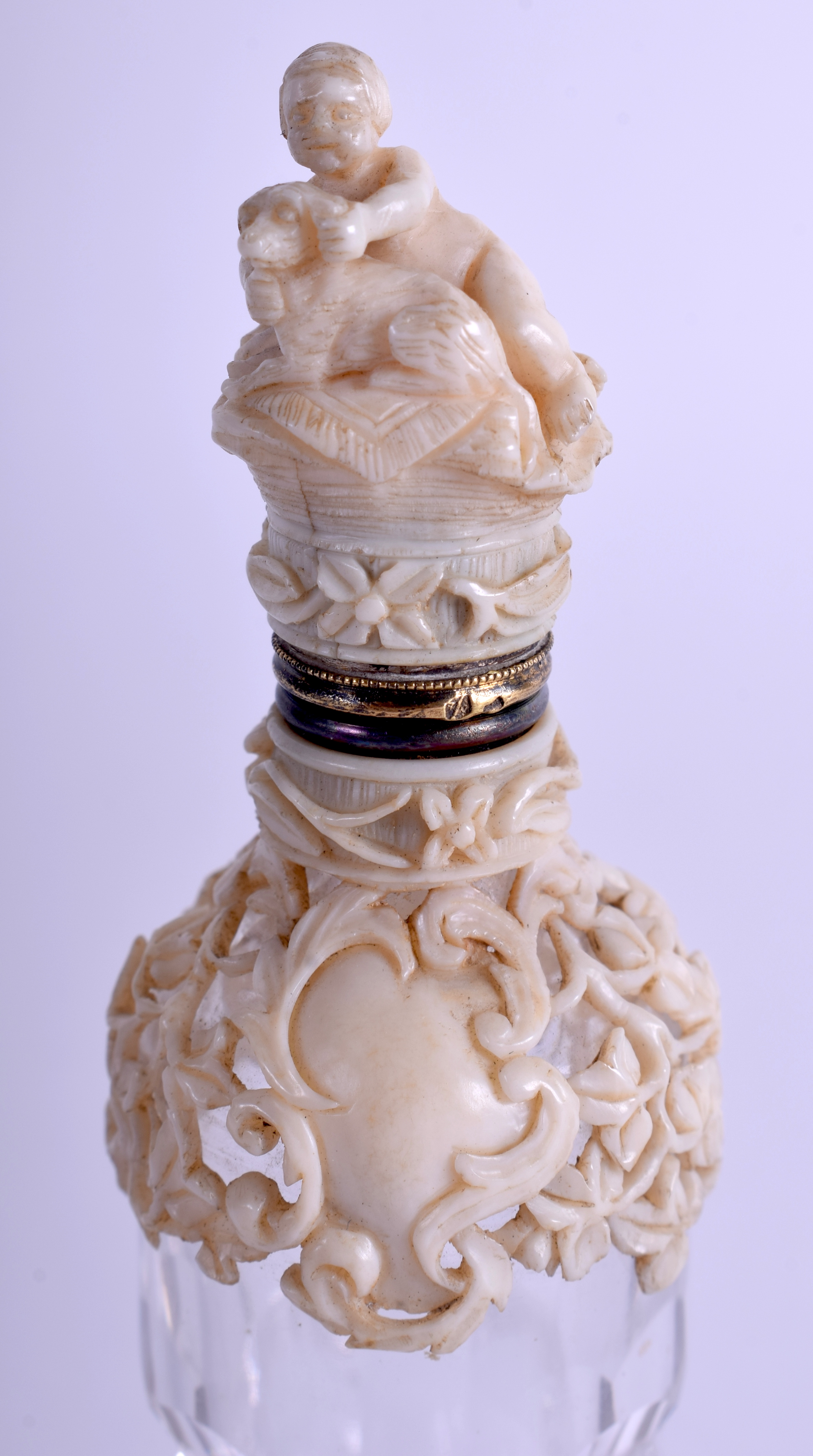 A RARE 19TH CENTURY CONTINENTAL DIEPPE IVORY AND GLASS SCENT BOTTLE overlaid with foliage. 11 cm hi - Image 3 of 9