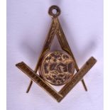 AN ANTIQUE GOLD AND AGATE MASONIC PENDANT. 9.2 grams. 3.5 cm x 4.25 cm.