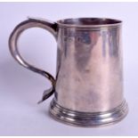 AN 18TH CENTURY ENGLISH SILVER MUG. 11 oz. 11 cm x 12 cm.