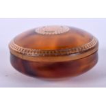 A FINE REGENCY GOLD INLAID TORTOISESHELL BOX AND COVER decorated with a floral roundel. 6.5 cm wide