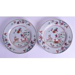 A PAIR OF EARLY 18TH CENTURY CHINESE FAMILLE ROSE DISHES Yongzheng/Qianlong. 23 cm diameter.