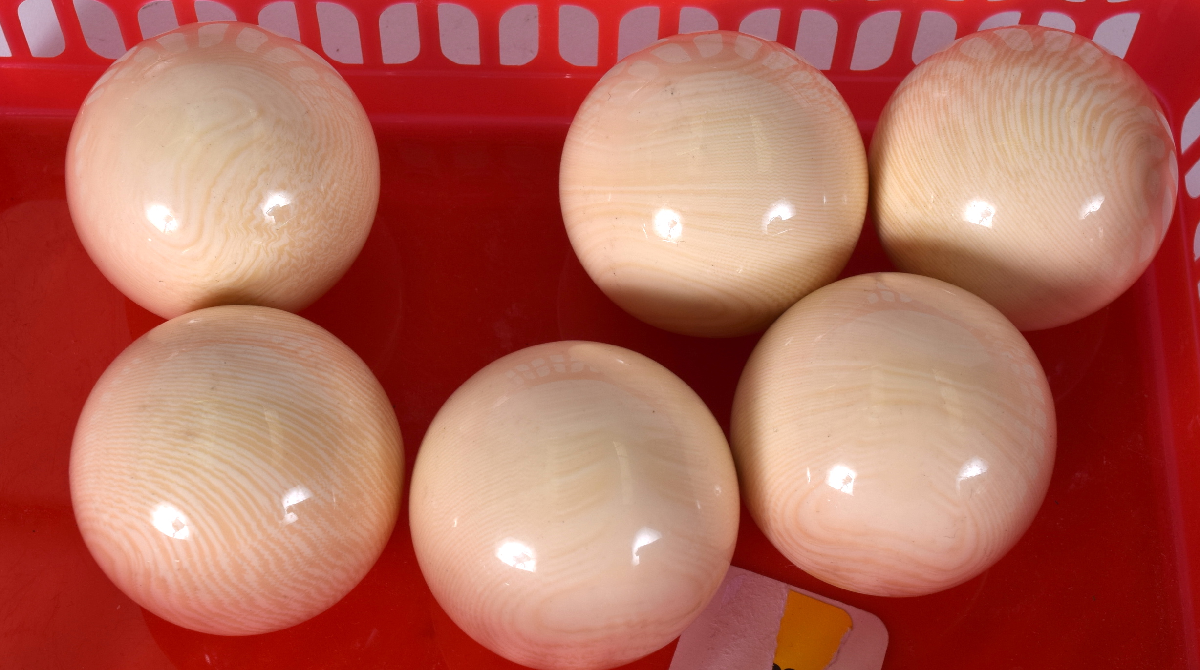 A SET OF SIX SNOOKER BALLS. 5 cm wide.