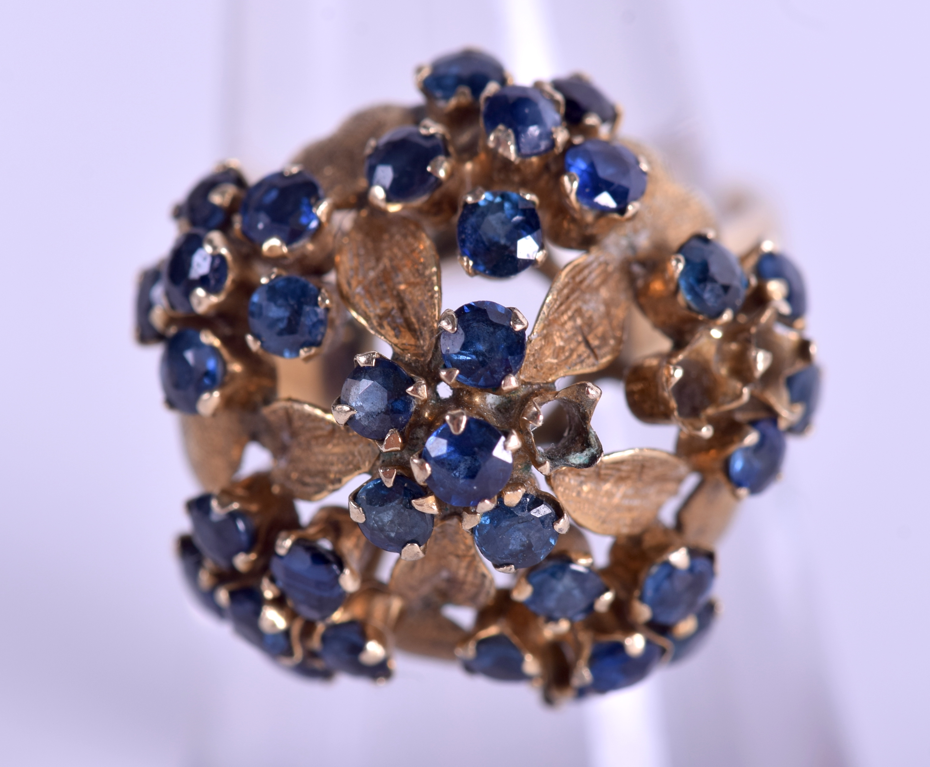 AN 18CT GOLD AND SAPPHIRE FANCY CLUSTER RING. 4.3 grams. Size L/M.