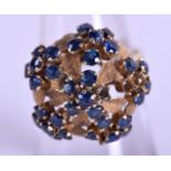 AN 18CT GOLD AND SAPPHIRE FANCY CLUSTER RING. 4.3 grams. Size L/M.