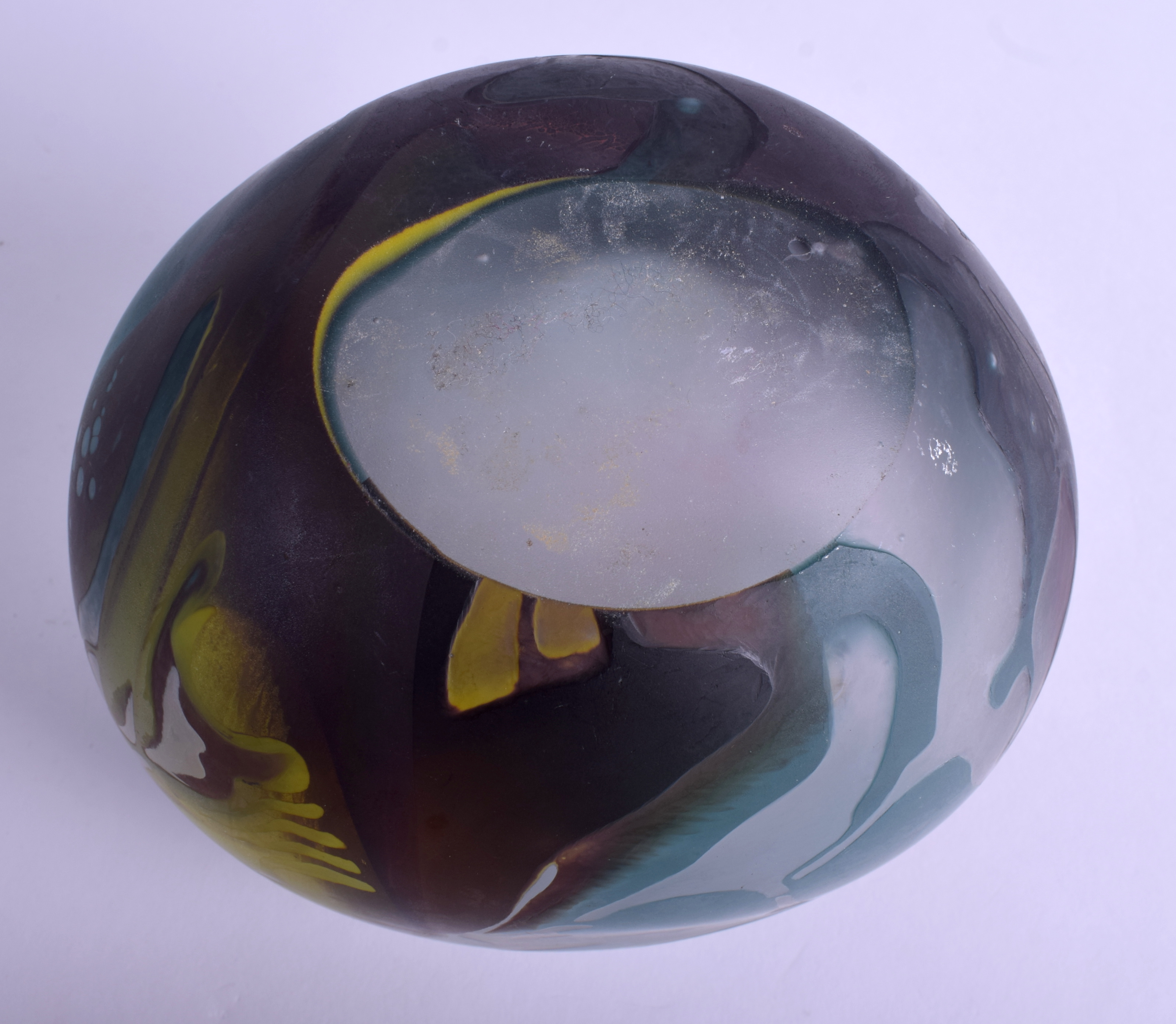 A STYLISH STANISLAW BOROWSKI CAMEO GLASS VASE decorated with birds and foliage. 15 cm x 15 cm. - Image 5 of 6