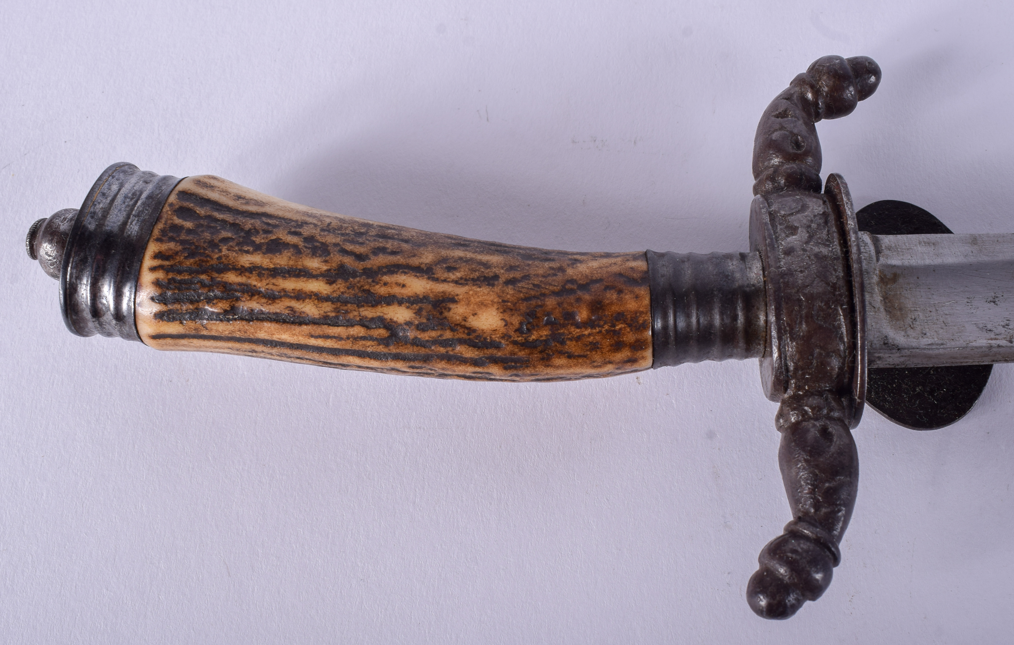 AN EARLY 19TH CENTURY CONTINENTAL ANTLER HANDLED HUNTING SWORD, formed with an etched iron hilt and - Image 4 of 4