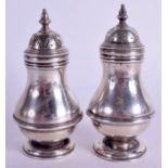 A PAIR OF LATE VICTORIAN PEPPER POTS. London 1896. 4.5 oz. 10 cm high.