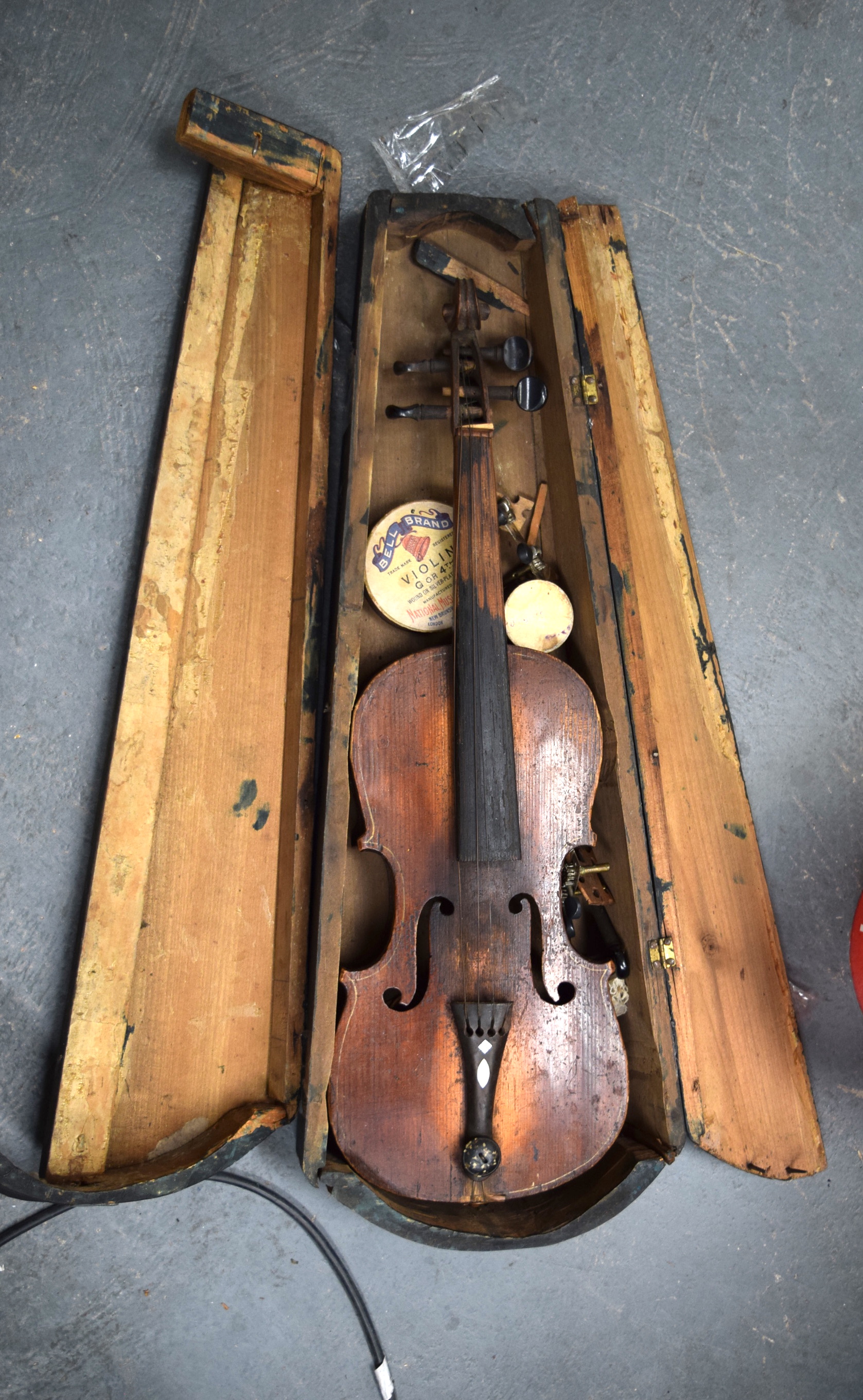 AN ANTIQUE VIOLIN, in original case. 56 cm long.