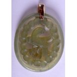 AN EARLY 20TH CENTURY CHINESE CARVED JADE AND GOLD PENDANT. 4.5 cm x 5 cm.