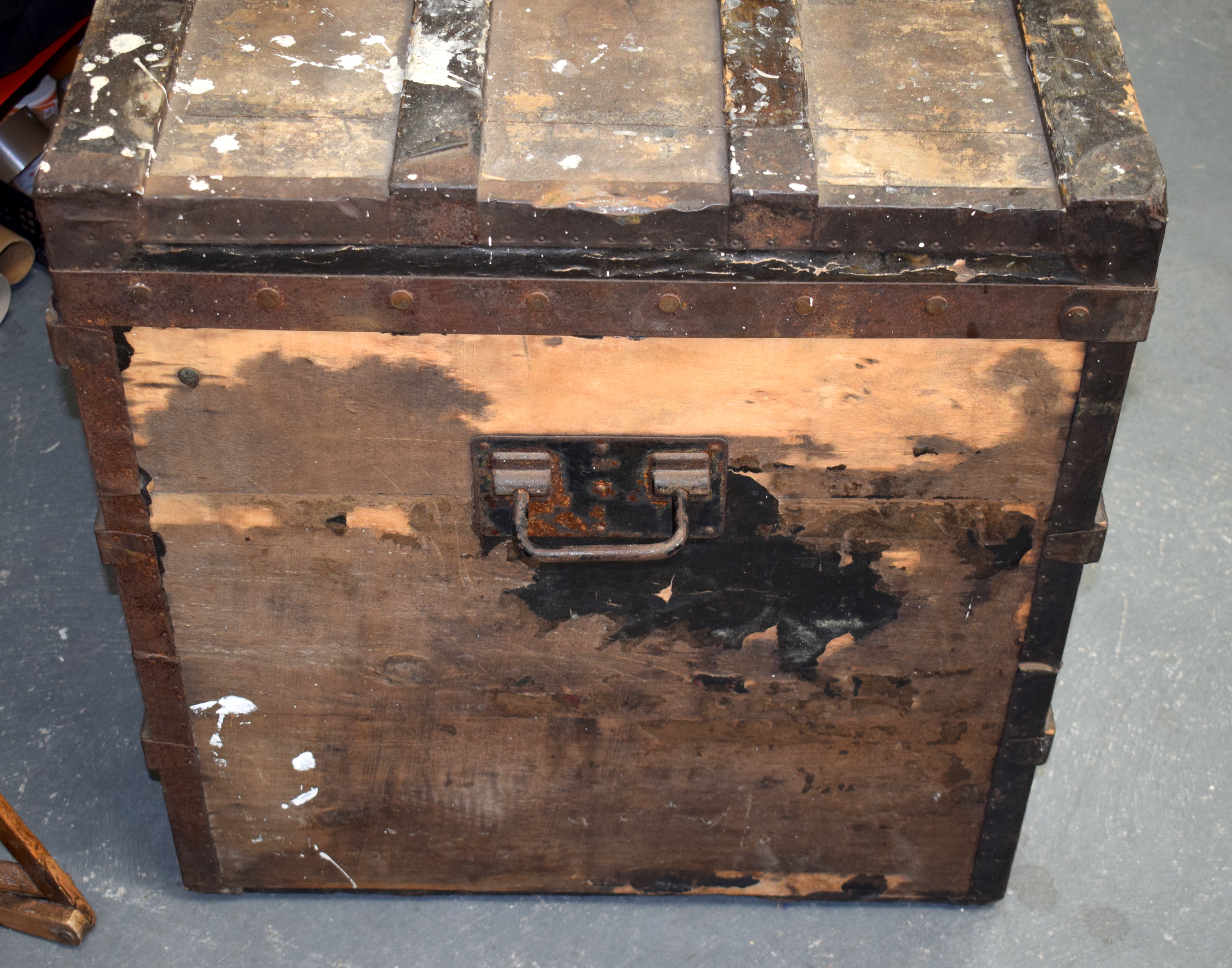 A LARGE VINTAGE IRON BOUND FRENCH LOUIS VUITTON TRUNK. 120 cm x 65 cm x 75. - Image 2 of 6