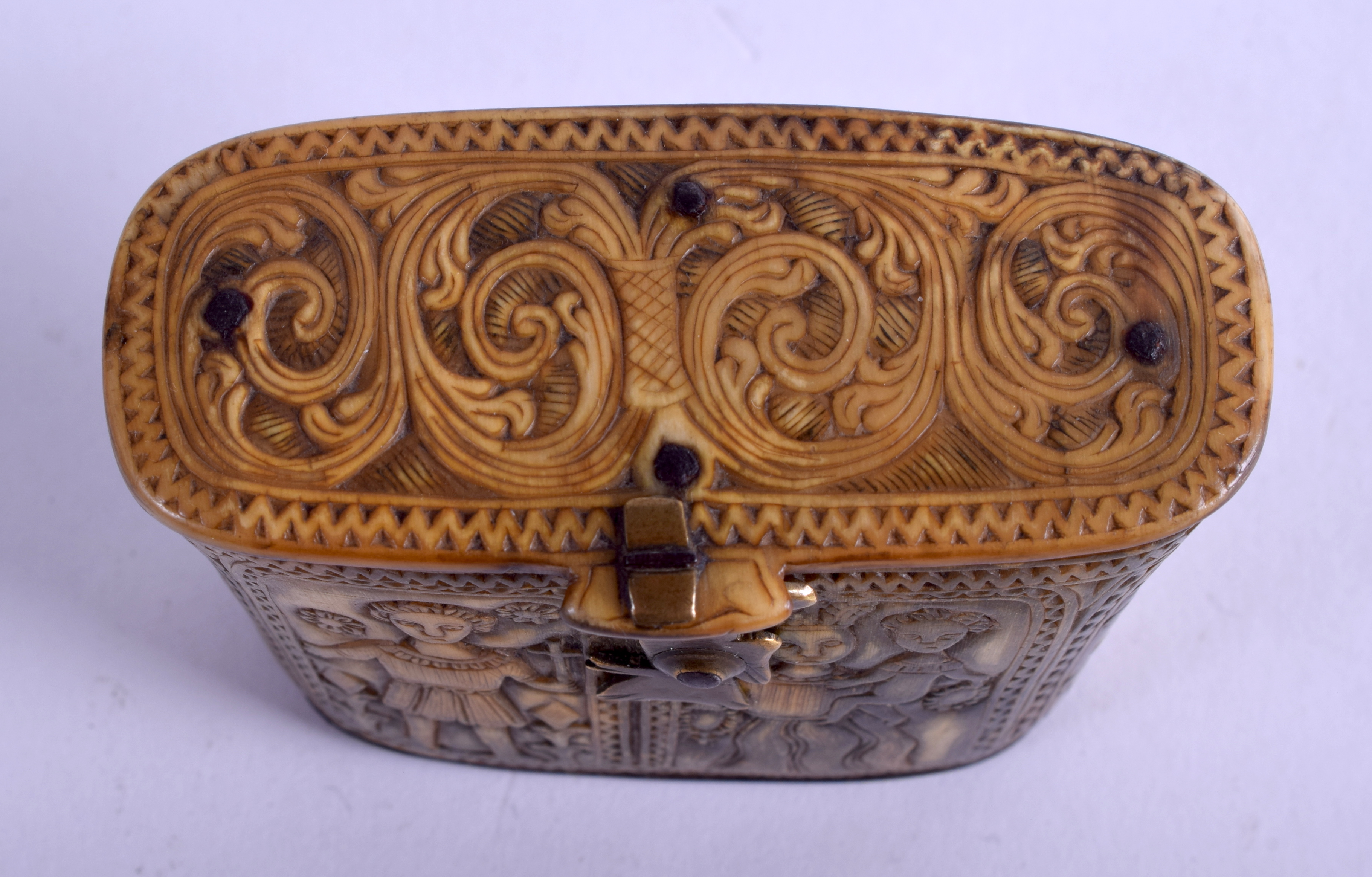 A GOOD 18TH CENTURY CARVED CONTINENTAL HORN SNUFF BOX decorated with figures and swirling motifs. 5 - Image 3 of 5