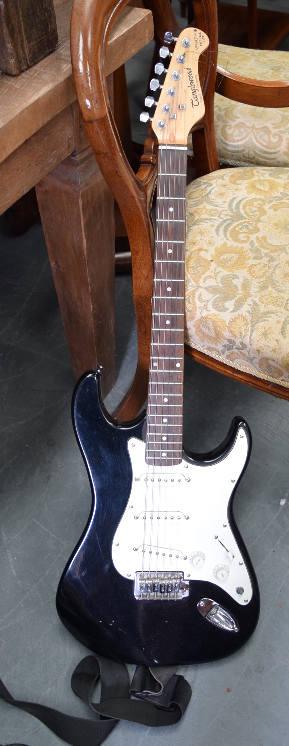 A TANGLEWOOD NEVADA FST-32K “LITE” GUITAR, black finish to body. 101 cm long.