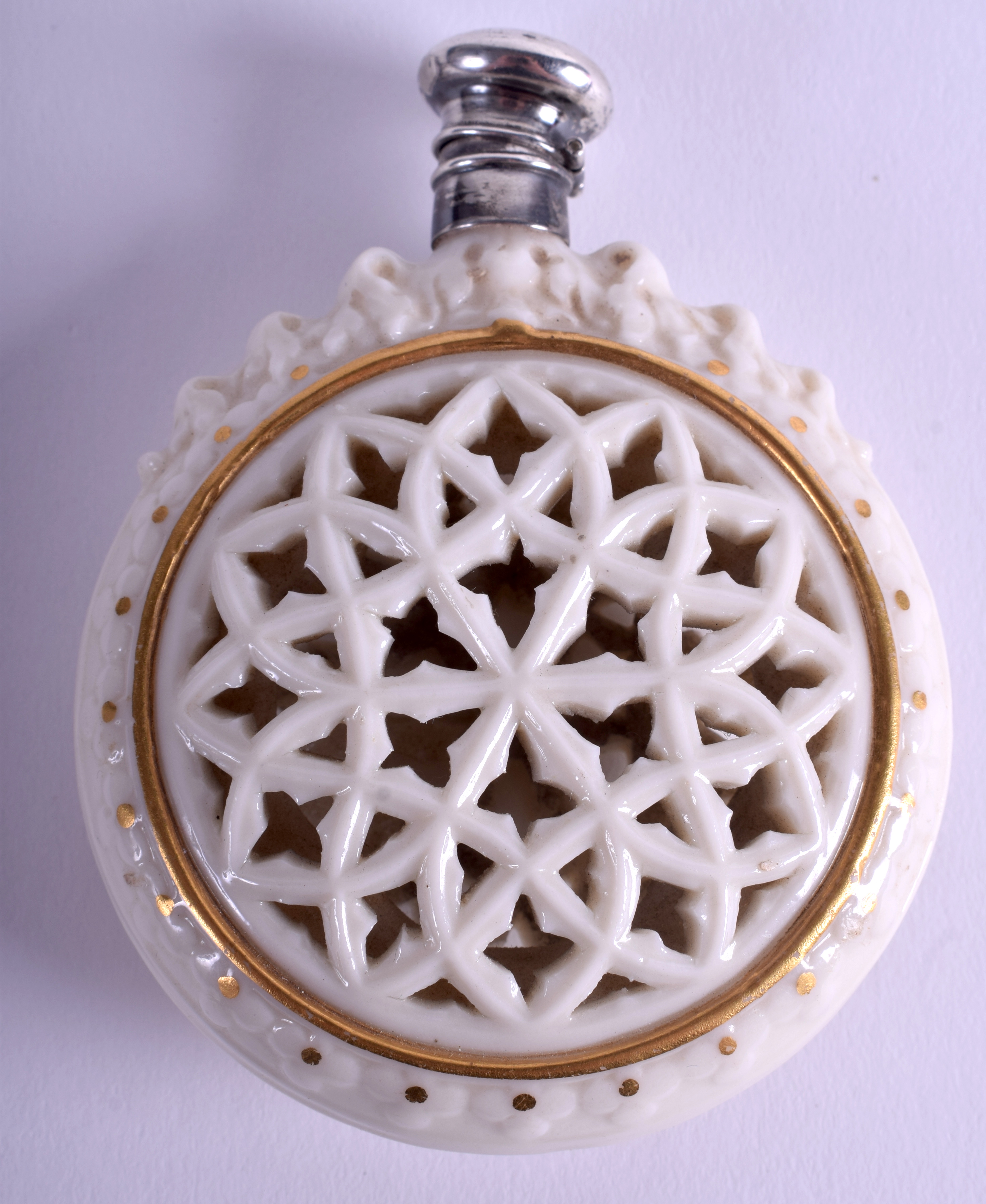 A LATE 19TH CENTURY BLUSH IVORY RETICULATED SCENT BOTTLE Attributed to Grainger's Worcester. 7 cm w - Image 2 of 2