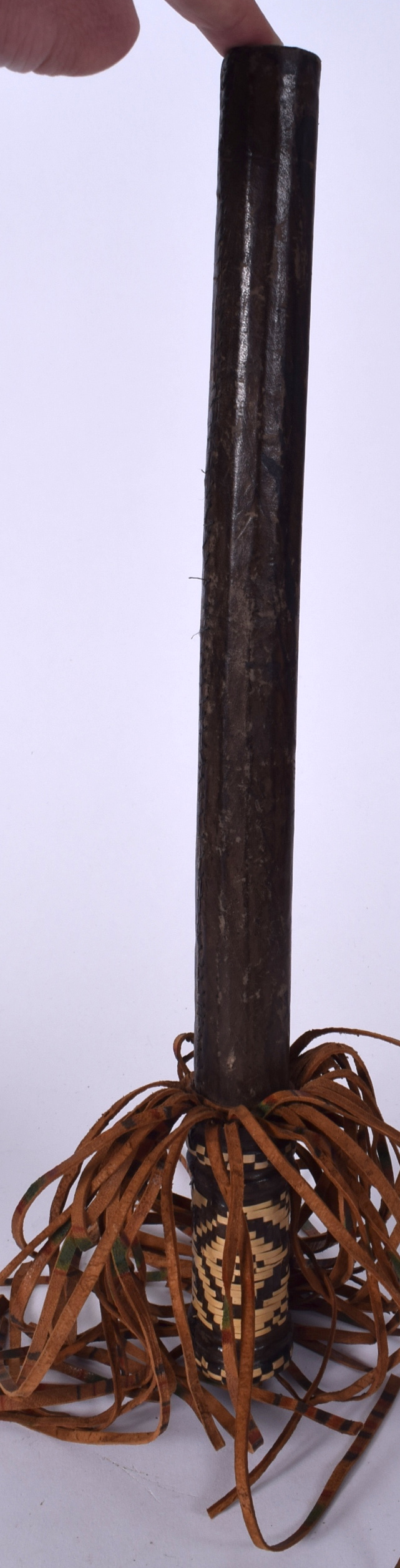 A TRIBAL ANIMAL HIDE TRUNCHEON, formed with a thatched handle. 40.5 cm long. - Bild 3 aus 3
