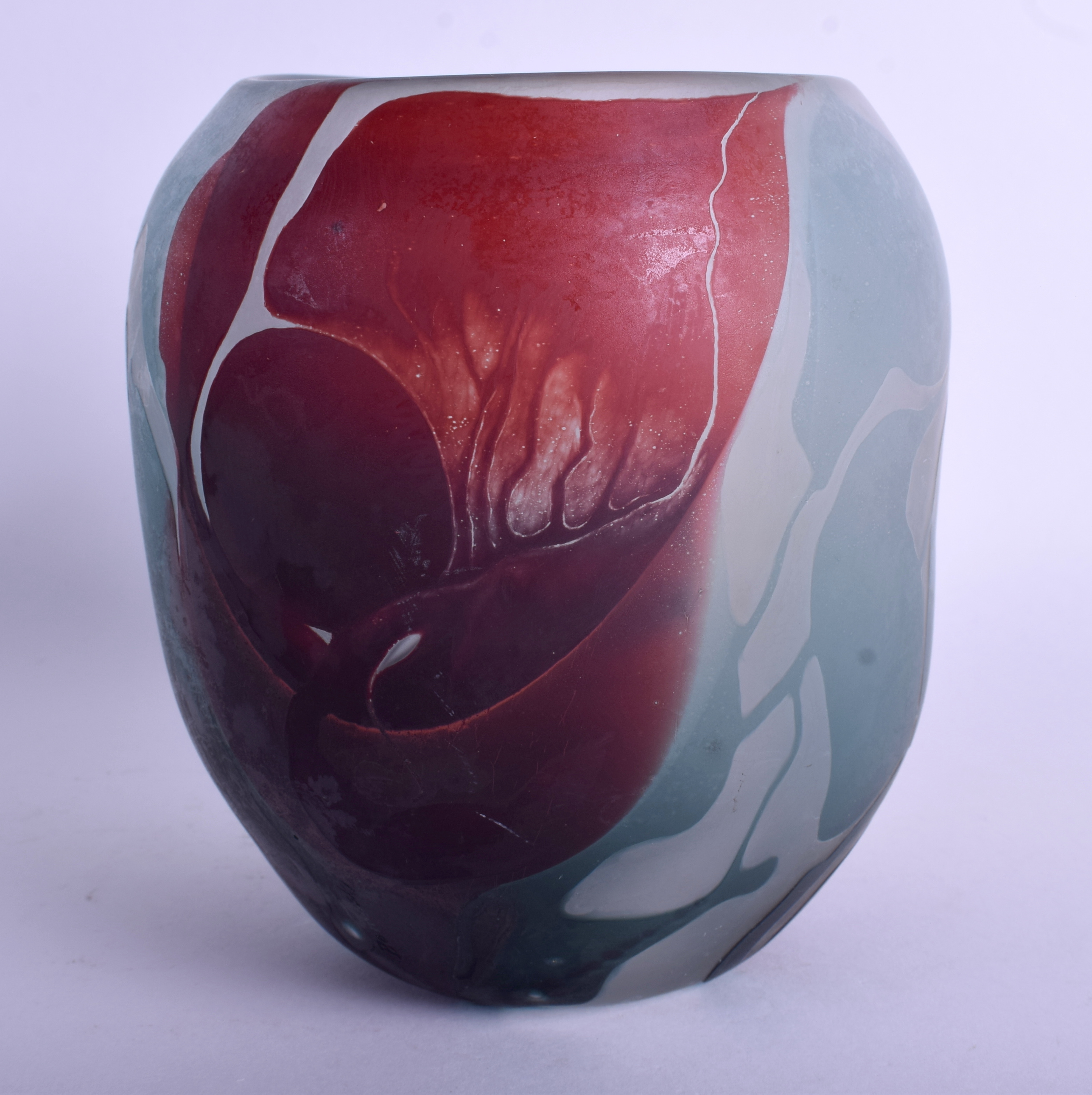 A STYLISH STANISLAW BOROWSKI CAMEO GLASS VASE decorated with birds and foliage. 15 cm x 15 cm. - Image 2 of 6