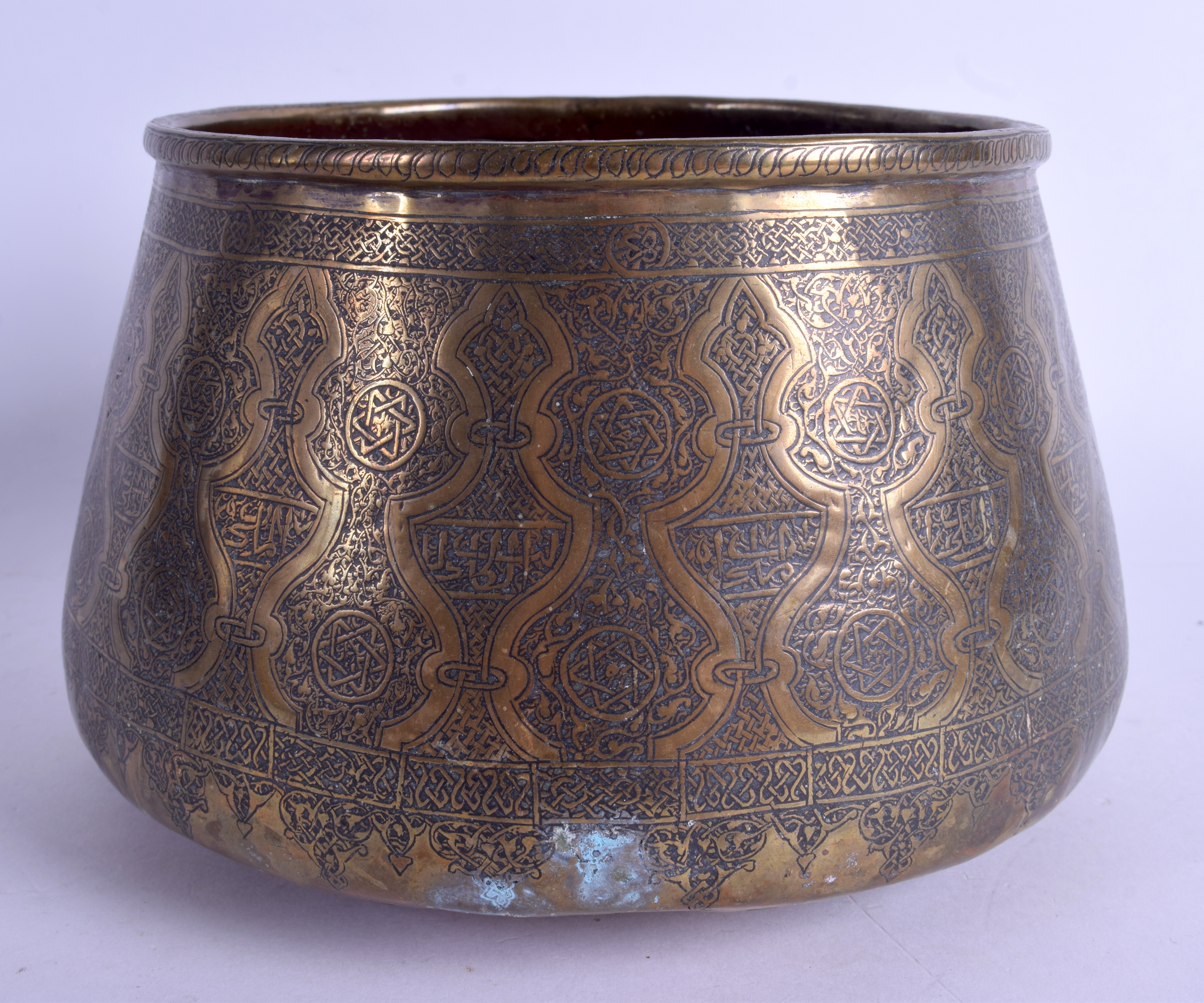 A 19TH CENTURY ISLAMIC MIDDLE EASTERN BRASS MAMLUK BOWL decorated with Kufic script. 20 cm x 14 cm. - Image 2 of 3