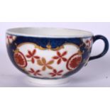 AN 18TH CENTURY WORCESTER KAKIEMON PATTER PORCELAIN TEA CUP, blue ground and bearing mark to base.