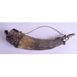 AN EARLY 20TH CENTURY MIDDLE EASTERN AGATE AND CORAL POWDER HORN. 28 cm long.