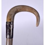 AN EARLY 20TH CENTURY RHINOCEROS HORN HANDLED WALKING STICK, formed with a silver collar. 85 cm lon