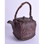 AN EARLY 20TH CENTURY JAPANESE MEIJI PERIOD YIXING CLAY TEAPOT AND COVER. 15 cm x 21 cm.