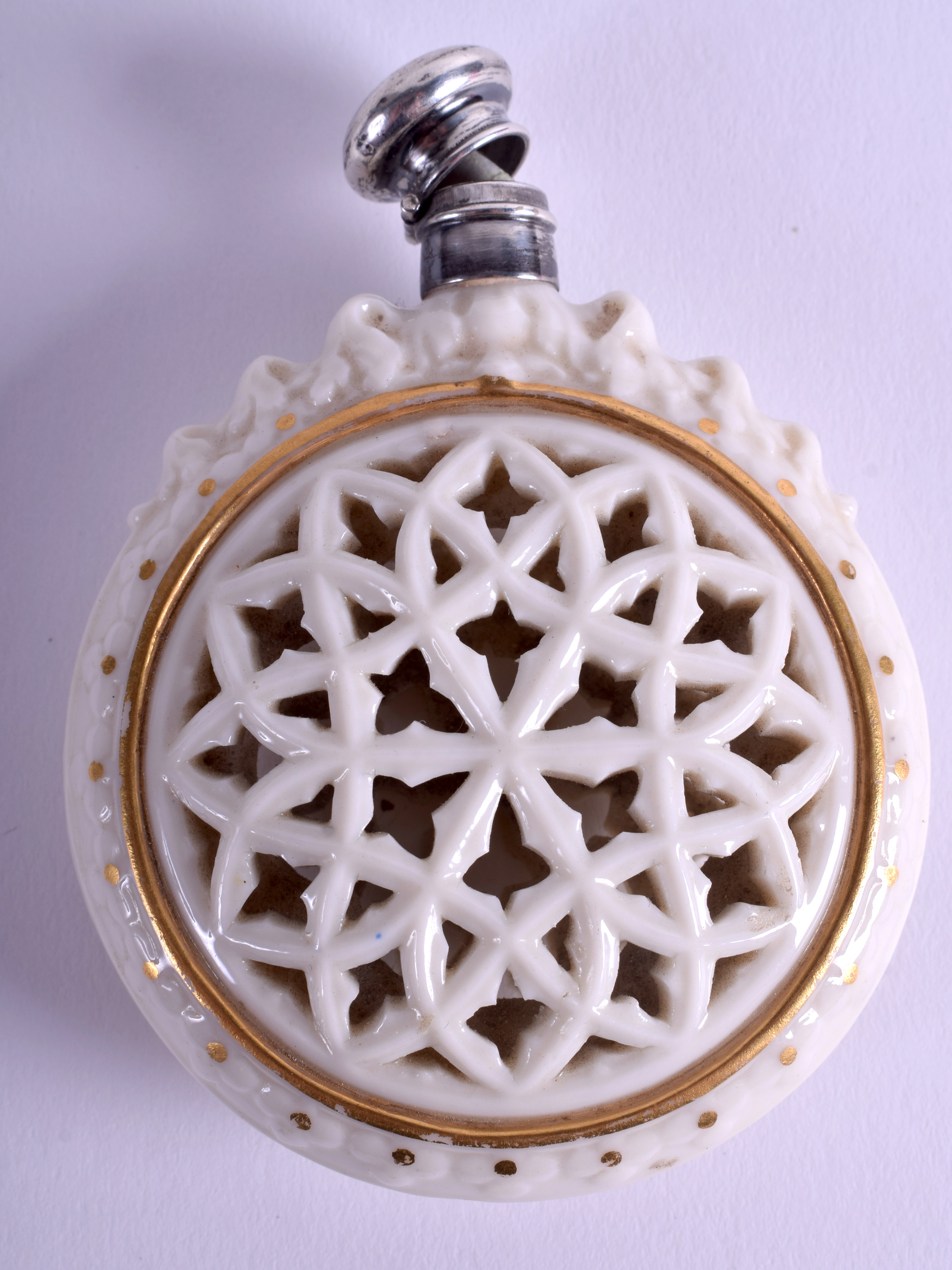 A LATE 19TH CENTURY BLUSH IVORY RETICULATED SCENT BOTTLE Attributed to Grainger's Worcester. 7 cm w