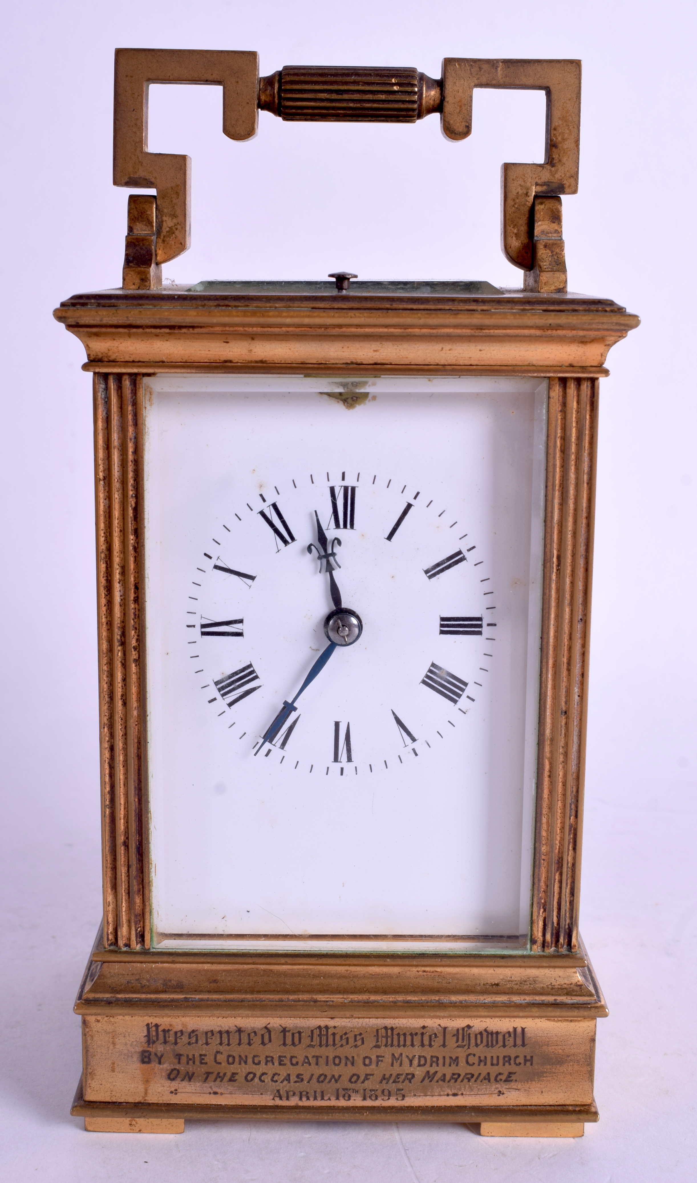 AN ANTIQUE FRENCH REPEATING BRASS CARRIAGE CLOCK. 17 cm high inc handle.