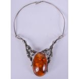 A SILVER AND AMBER NECKLACE of naturalistic form. 9 cm x 20 cm.