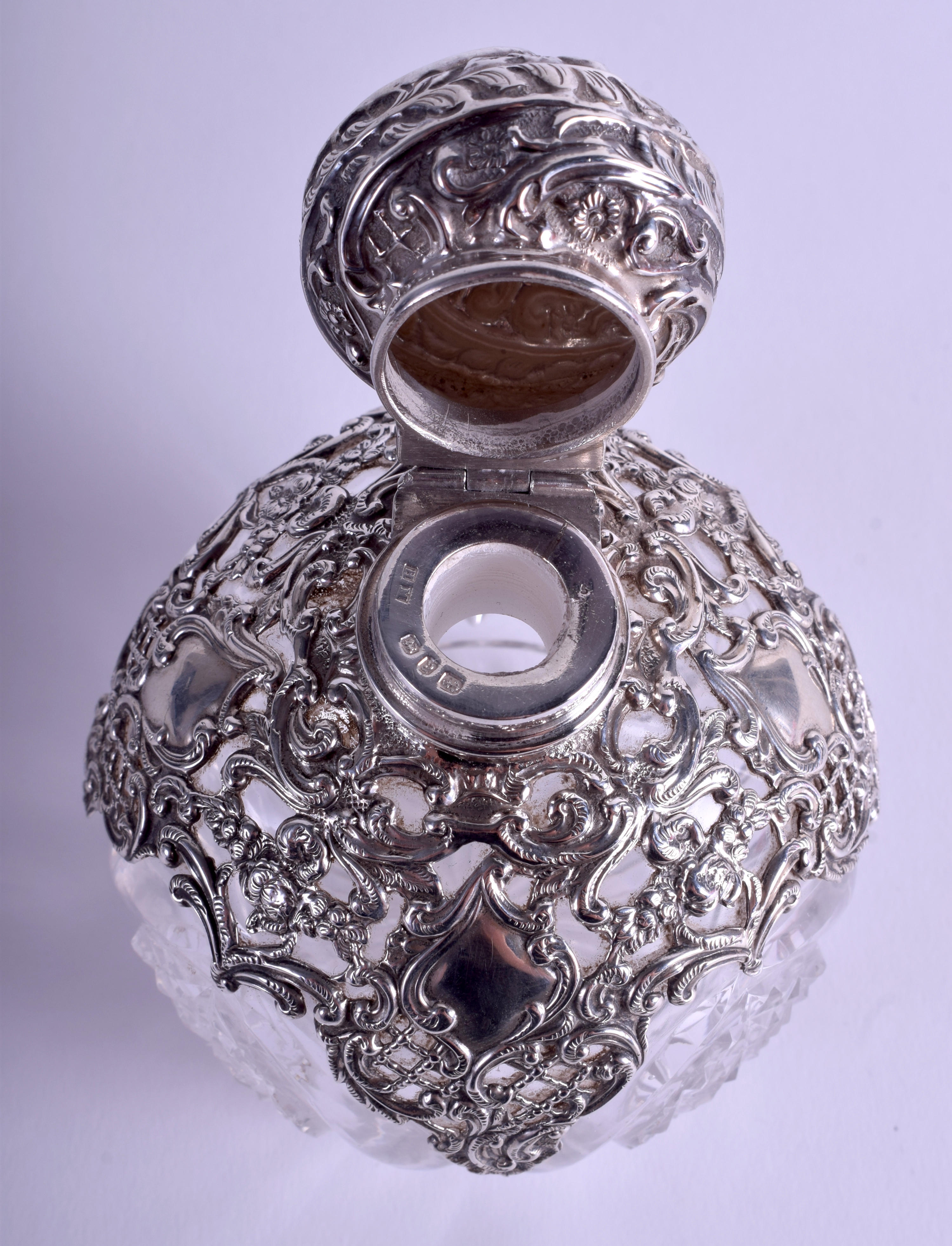 AN ANTIQUE SILVER OVERLAID CRYSTAL GLASS SCENT BOTTLE decorated with foliage and vines. 12 cm x 8 c - Image 3 of 4