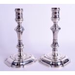 A PAIR OF QUEEN ANNE STYLE SILVER CANDLESTICKS. London 1976. 36.3 oz. 19 cm high.