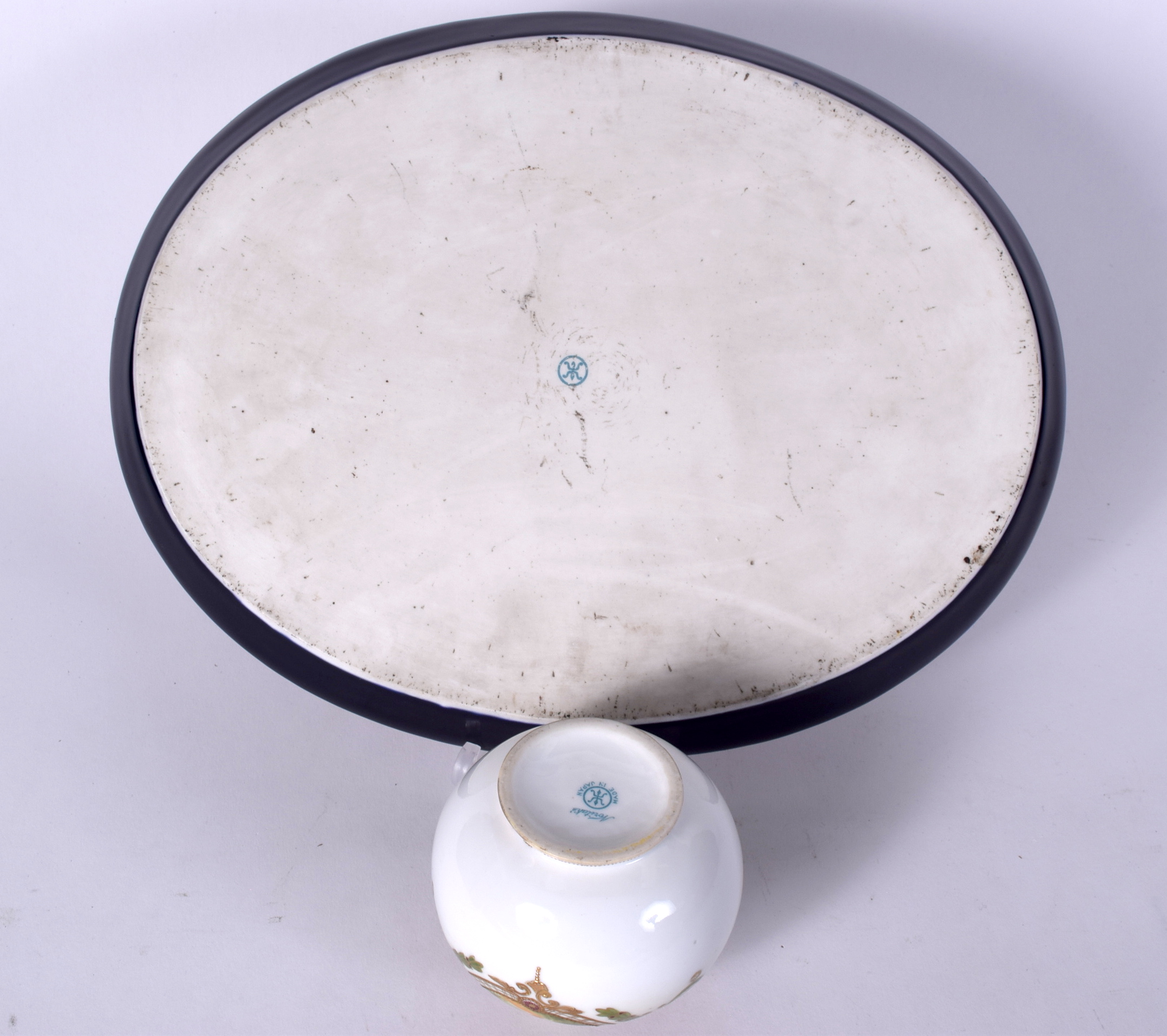 A JAPANESE NORITAKE PORCELAIN OVAL DISH DECORTAED WITH SWANS, together with a small vase. Tray 32 c - Image 2 of 2