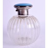 A 1920S ART DECO SILVER AND ENAMEL SCENT BOTTLE. Birmingham 1921. 11.5 cm high.