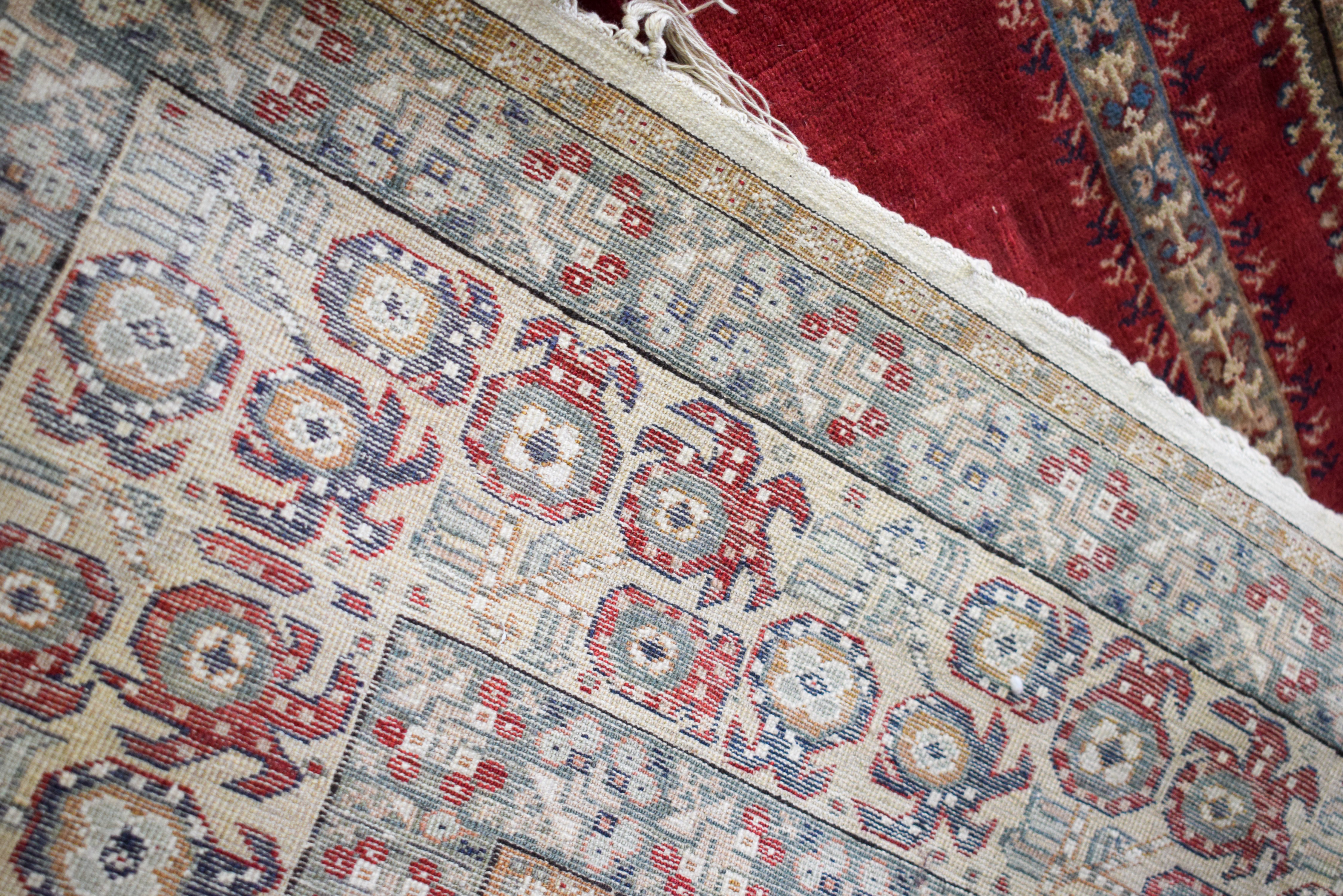 AN EARLY 20TH CENTURY MIDDLE EASTERN SILK PRAYER RUG decorated with motifs. 190 cm x 123 cm. - Image 3 of 3