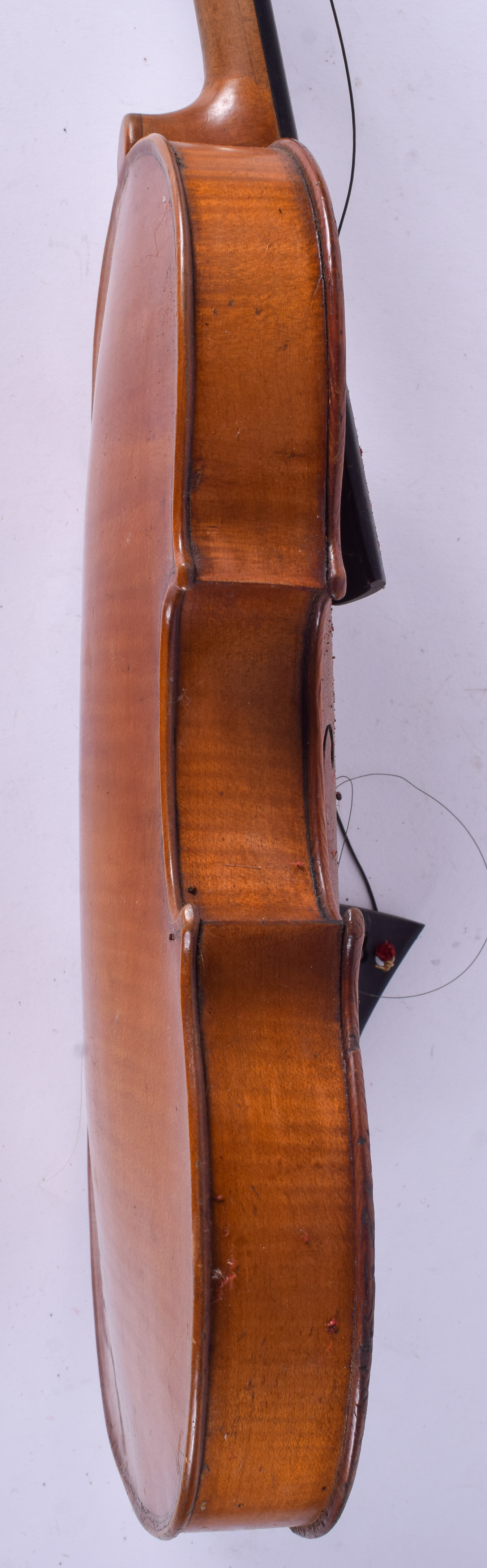 AN ANTIQUE EUROPEAN CASED VIOLIN within a very unusual saw tooth style leather case. 55 cm long. - Image 3 of 9