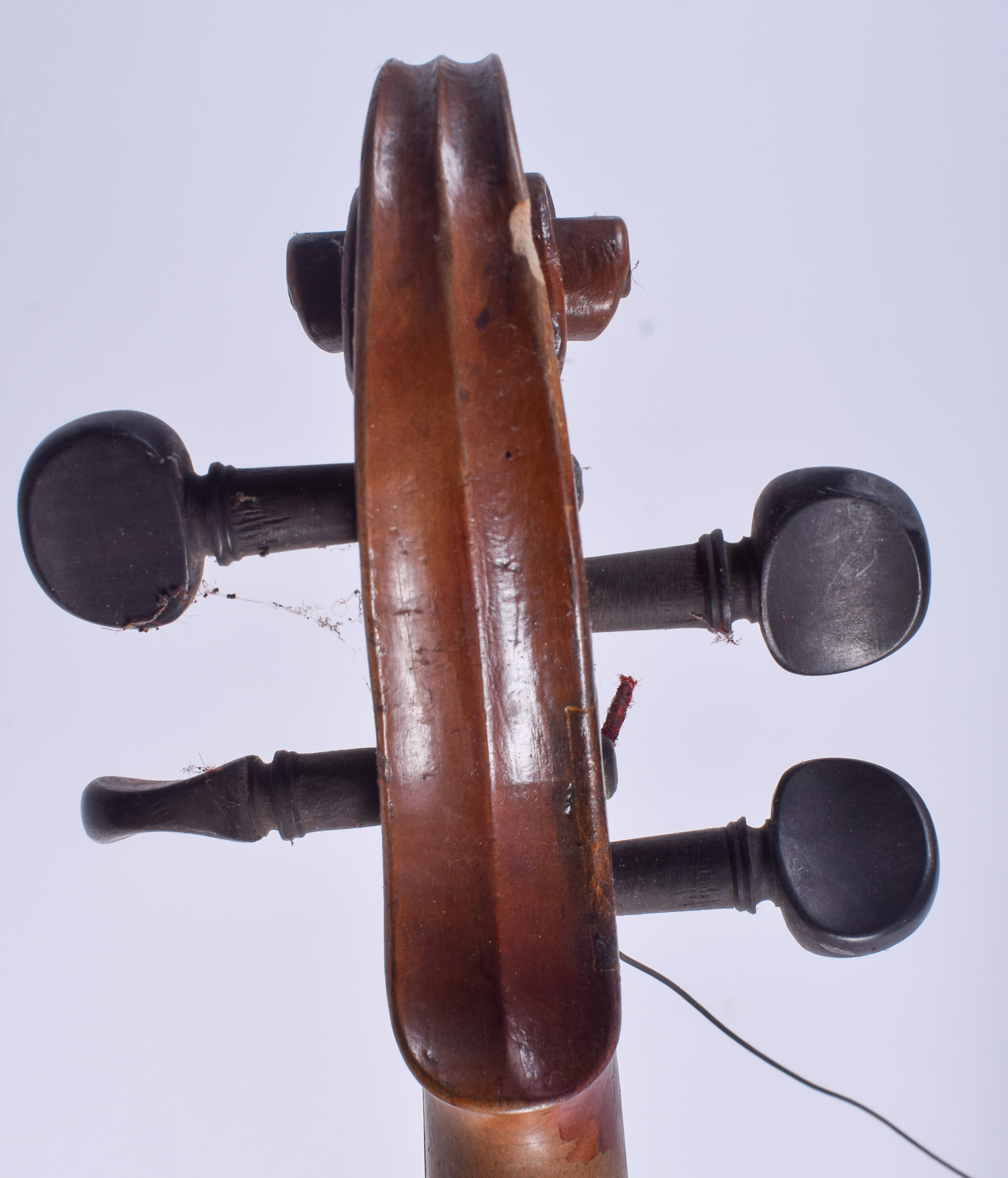 AN ANTIQUE EUROPEAN CASED VIOLIN within a very unusual saw tooth style leather case. 55 cm long. - Image 8 of 9