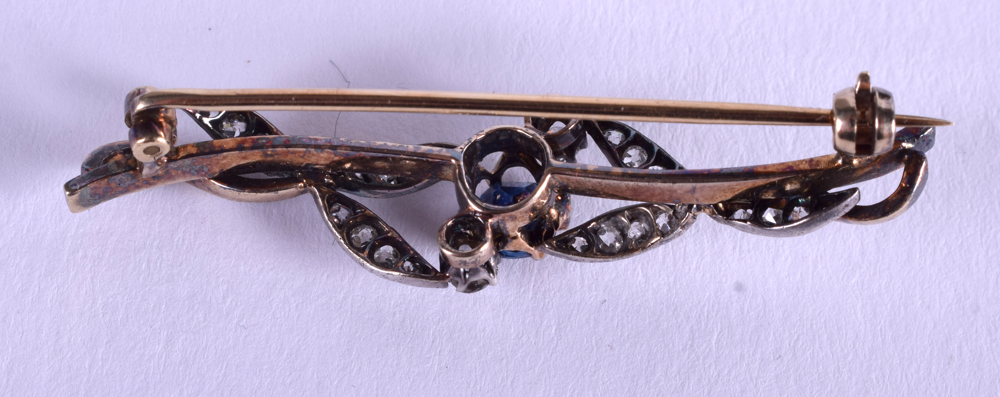 A GOOD VICTORIAN GOLD DIAMOND AND SAPPHIRE BROOCH. 4.5 grams. 4.5 cm wide. - Image 3 of 3