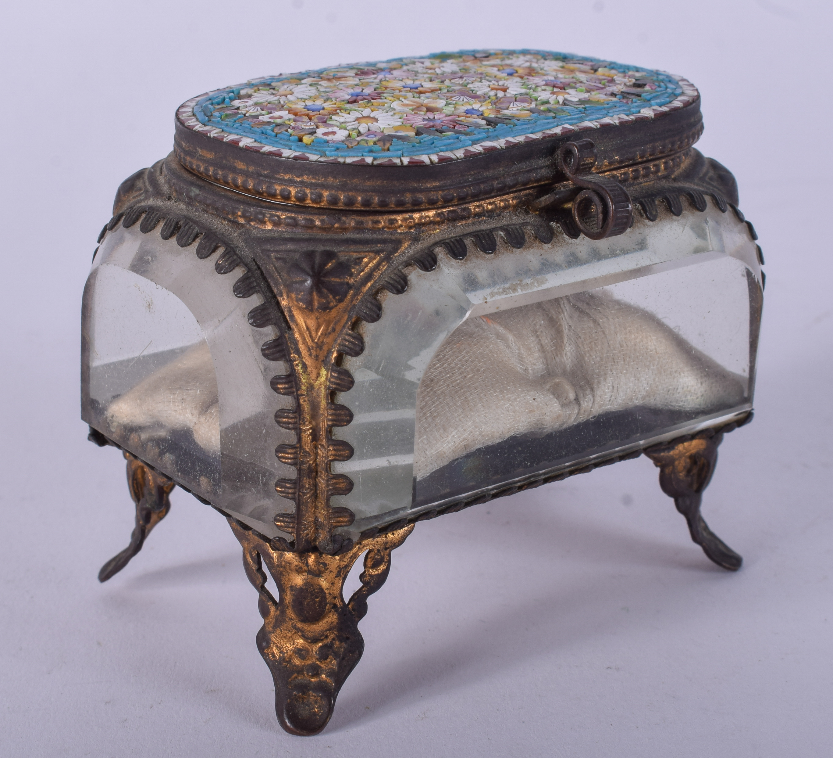 A LATE 19TH CENTURY ITALIAN MILLEFIORI CRYSTAL GLASS BOX. 6.5 cm x 6.5 cm.