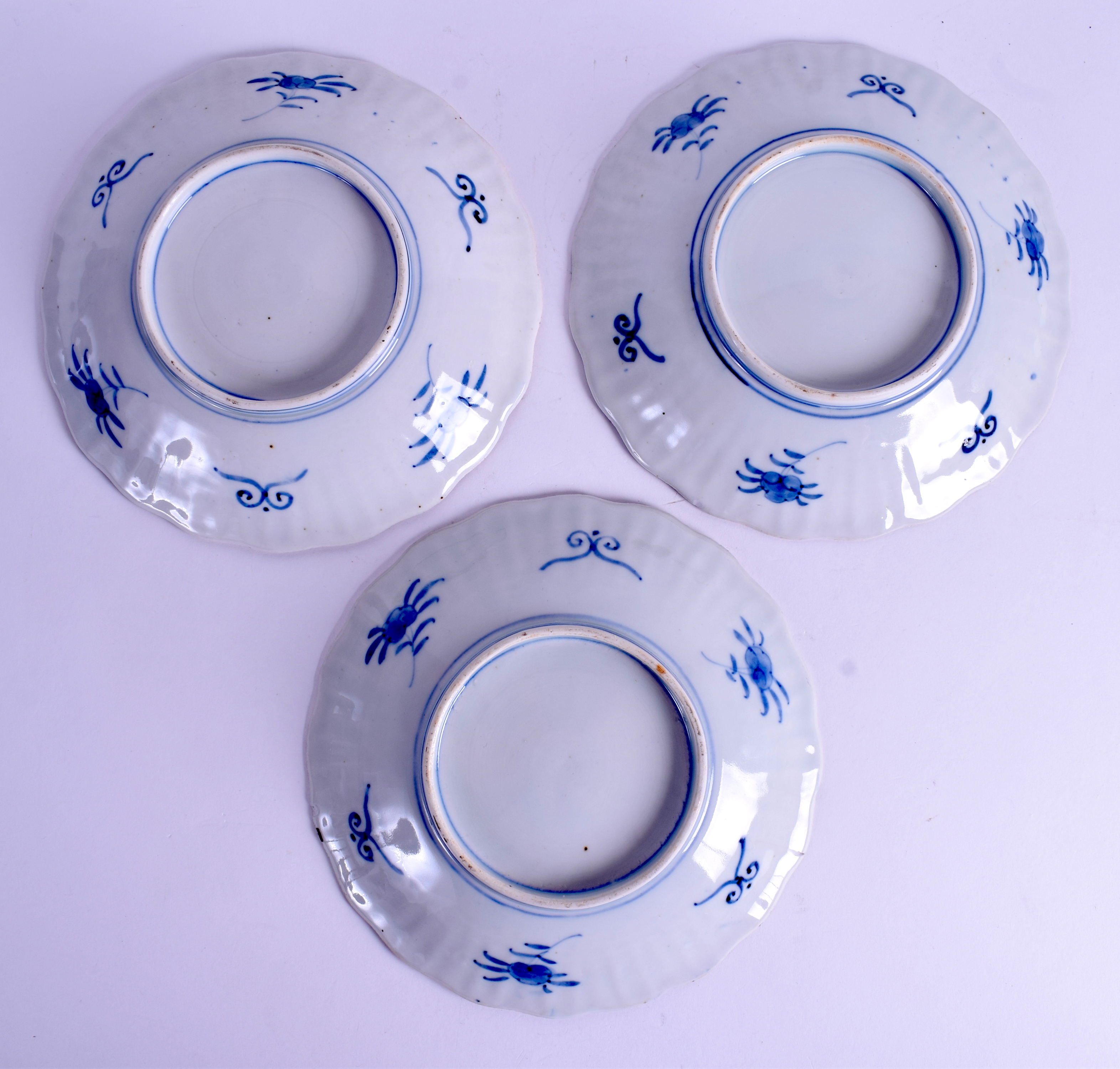 A SET OF THREE 18TH CENTURY JAPANESE IMARI SCALLOPED DISHES painted with foliage. 23 cm diameter. ( - Image 2 of 2