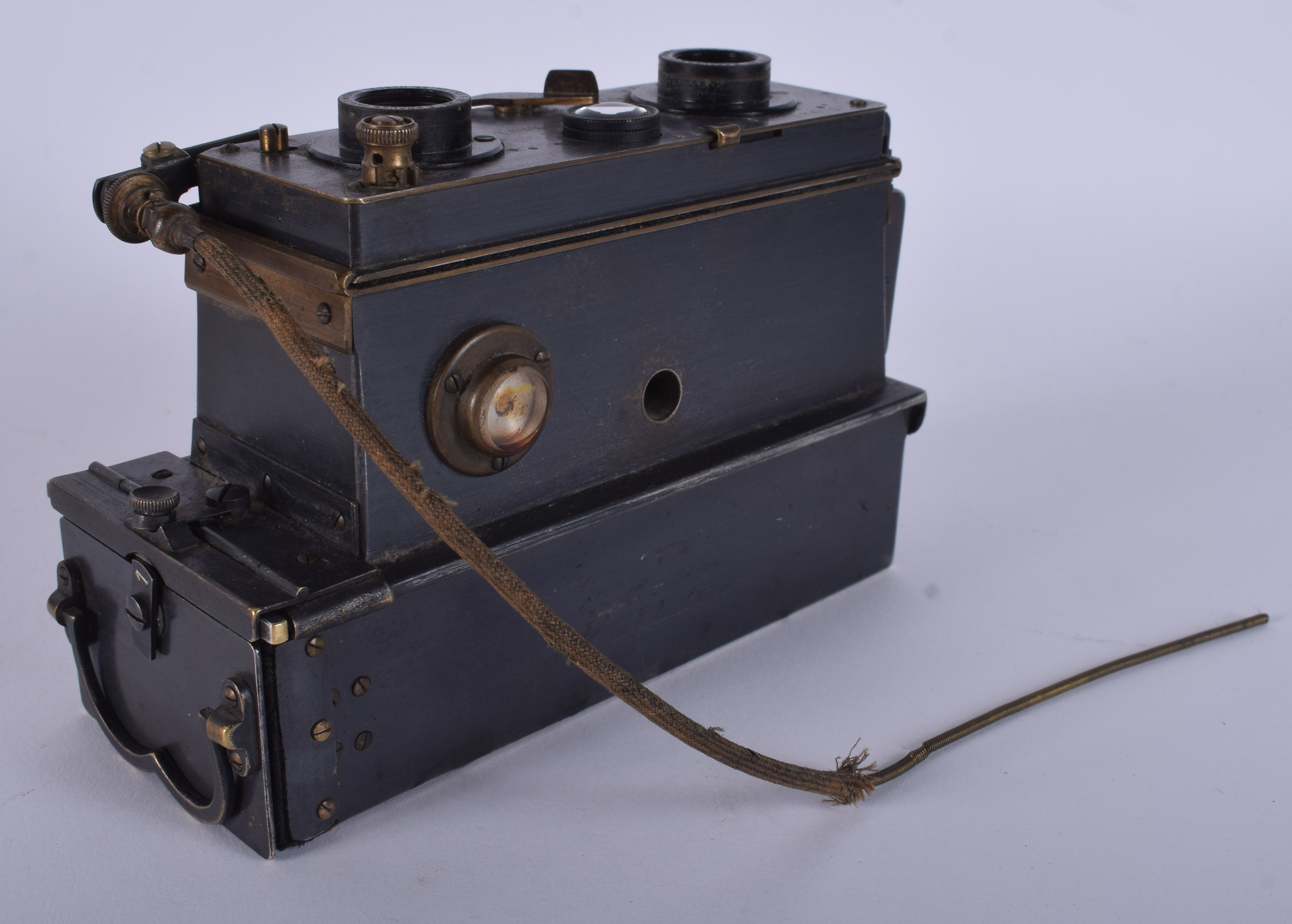 A RARE VINTAGE LEATHER CASED FRENCH RF PARIS VERASCOPE with Zeiss & Kraus lenses. 13.5 cm x 9.5 cm. - Image 3 of 5